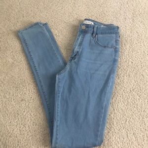 Bullhead blue jeans with holes